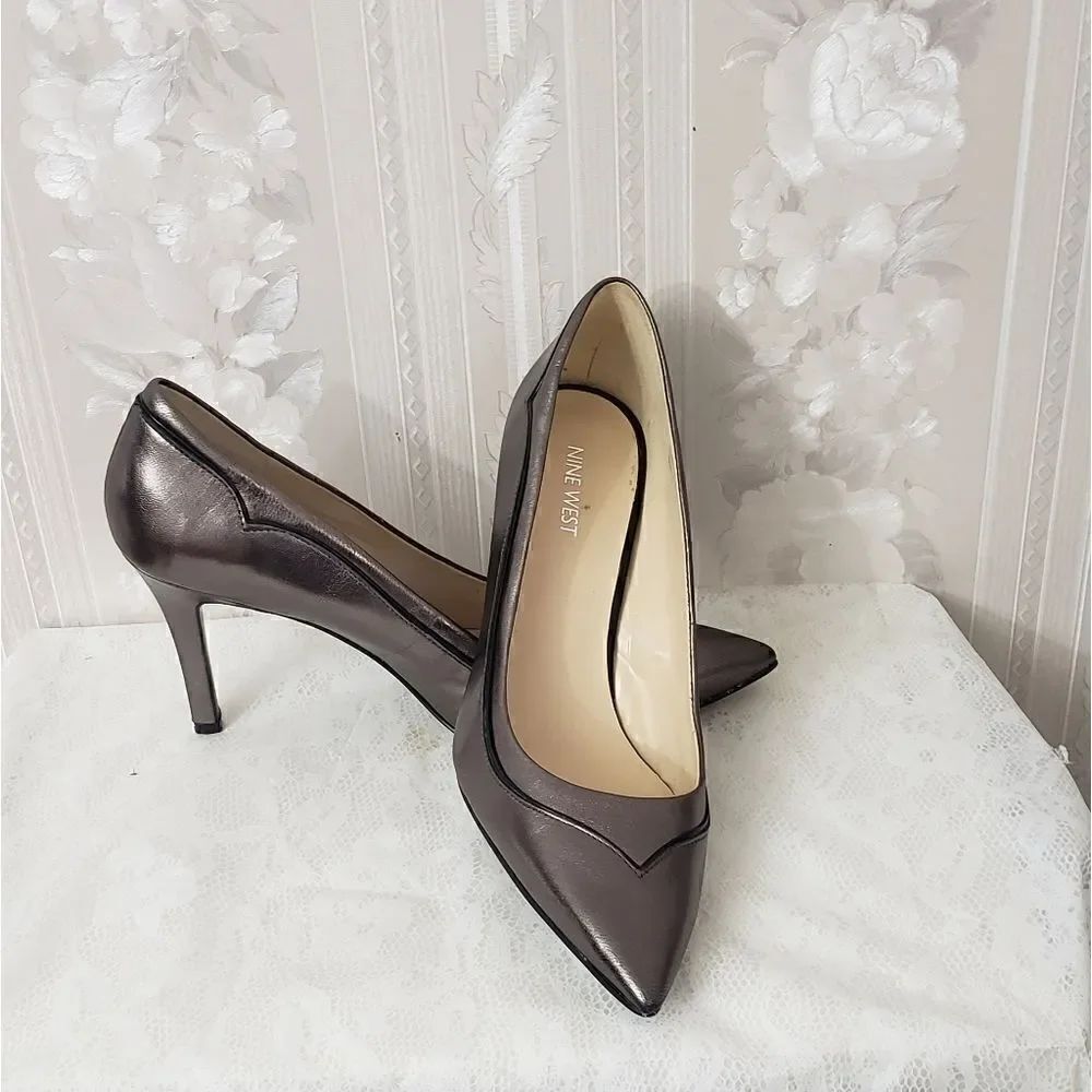 Nine West Jetplane Scalloped Design Pumps EUC